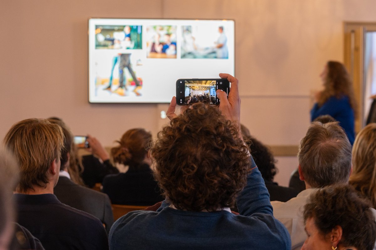 medicaldelta's tweet photo. Wat zijn de struikelblokken en wat zijn de mogelijkheden bij de bekostiging van zorginnovaties? Vijf experts gingen hierover met elkaar en met het publiek in discussie tijdens een #ZorgTech-bijeenkomst. Lees hier het verslag: https://t.co/XNxzKtz6De https://t.co/XELGafFXgx