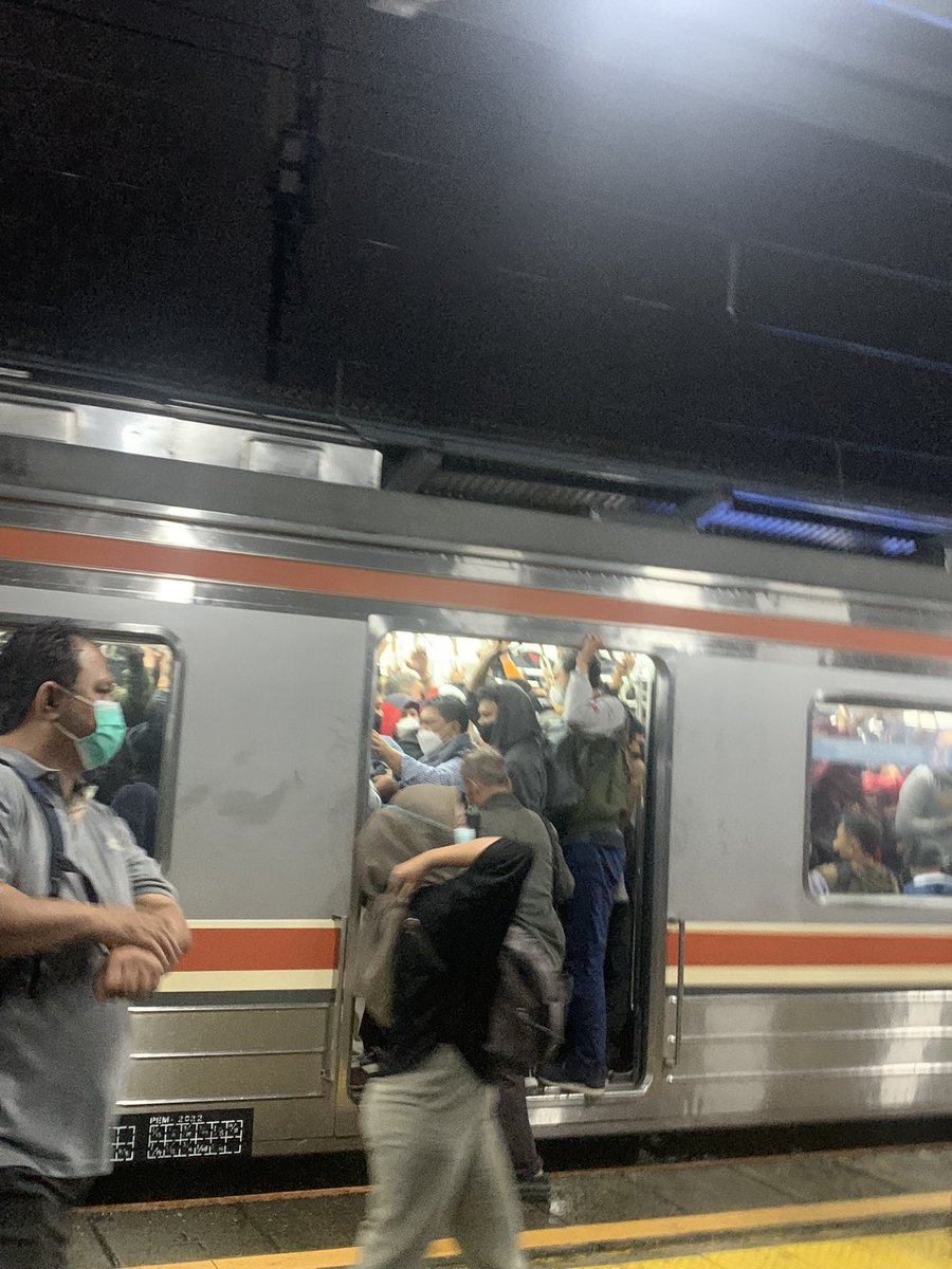 uwumetawin's tweet photo. 0/100 kalau bisa MINUS for @CommuterLine tiap hari yg naik jutaan tp perkembangannya? NIHIL. Pelayanan + keretanya sama aja BASI. https://t.co/xxPUM7BRDA