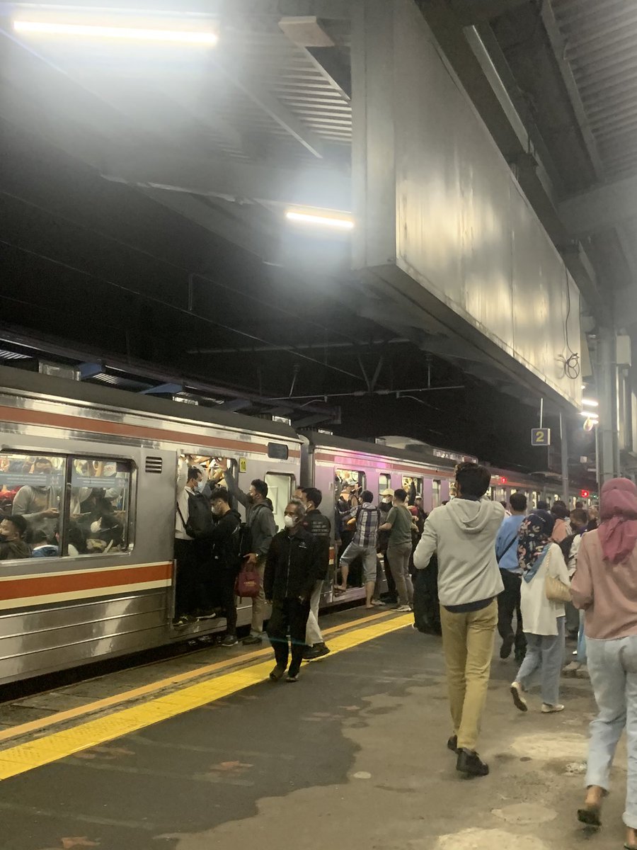 uwumetawin's tweet photo. 0/100 kalau bisa MINUS for @CommuterLine tiap hari yg naik jutaan tp perkembangannya? NIHIL. Pelayanan + keretanya sama aja BASI. https://t.co/xxPUM7BRDA