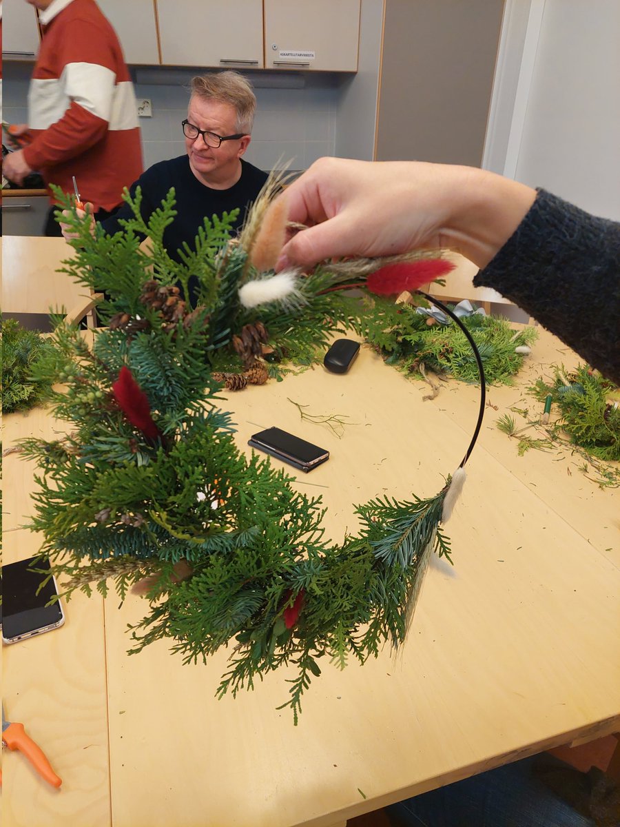 Tänään <a href="/sokripaivystys/">LU-sokripäivystys</a> on viettänyt kehittämispäivää. Aamupäivä meni valmiussuunnitelmien parissa ja iltapäivä meni havukranssien teossa. Nauru ja joulumusiikki raikui! Hyvä vastapaino aamun teemalle. #valmius #suuronnettomuus #työhyvinvointi