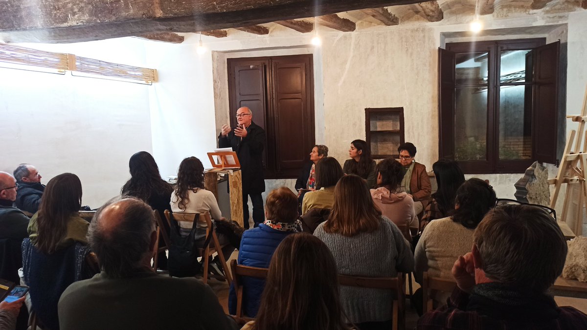fundacioelsola's tweet photo. Aquest dissabte va tenir lloc la presentació del llibre "La volta de canó a l'arquitectura tradicional. Les cabanes de volta de la Fatarella (Terra Alta)".
Les persones interessades a tenir el llibre podeu enviar un correu a elsola@fundacioelsola.org.
#SetmanaPedraSeca22 https://t.co/7p0JS2BsxG