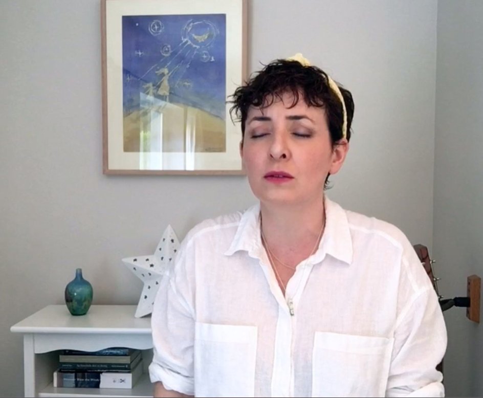 Discover the magic of Sean-nós singing in Hollyhill Library on Tuesday the 13 of December at 10.00 am. 

The session hosted by experienced Sean Nós performer and teacher <a href="/RoisteSorcha/">Sorcha de Róiste</a> will gently go through the meaning or story of the song, pronunciation and melody. 

#SeanNós