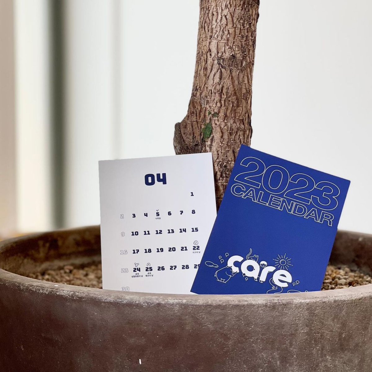 FromCareKorea's tweet photo. #CARE 2023 calendar is for sale now!

There’s not much left, thank to your interest and love! All the proceeds will be used for caring for rescue dogs.

Your support will help us care and find homes for pets in need.
https://t.co/7XlzWegFn7

#dogmeattrade #koreandogs #rescuedogs https://t.co/hUBdr7m70U