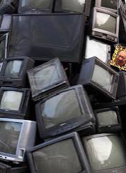 VisitUrk's tweet photo. Spijtig genoeg heeft politie #Urk 81 toestellen in beslag moeten nemen van Urkers die op zondag televisie zaten te kijken. Allen ontvangen proces-verbaal. In vier gevallen gaat het om recidivisten, bij hen zal voor twee maanden gas en elektriciteit worden afgesloten. https://t.co/vfgTmmE8RE