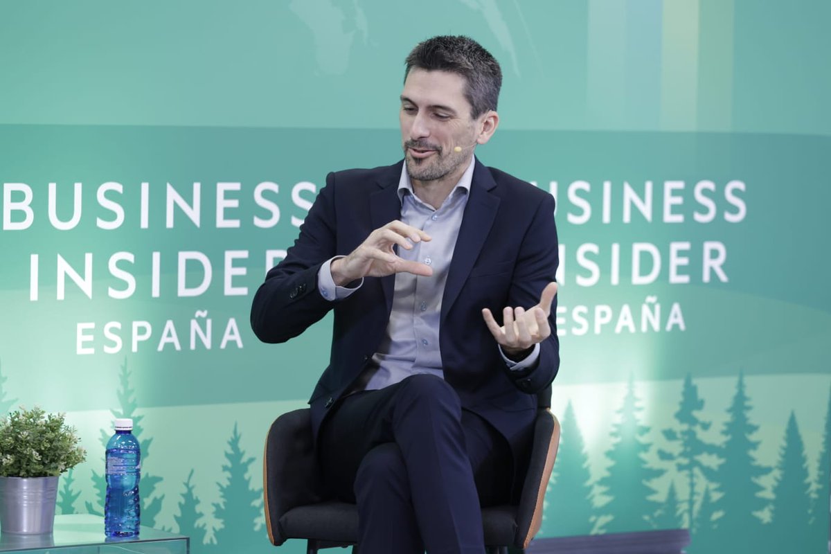 BIEspana's tweet photo. 🔴 #LetsDoBetterCapitalism | Boris Mercier (Recover): 

"Somos sostenibles por esencia. Ahora nuestro foco principal es la escalabilidad y estamos abriendo centros de reciclado junto a centros de producción de prendas, porque así se reducen emisiones".

👉 https://t.co/AbwlObpMbU https://t.co/tBHrlNmbJX