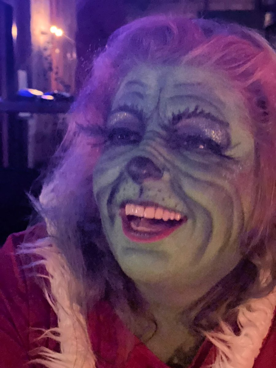 RedQueenof's tweet photo. Letzte Freitag so zur Firmenweihnachtsfeier gegangen. Ich hab mich noch nie mit so vielen Kollegen unterhalten....gnihihihi.  läuft beim Grinch #Kostüm #grinch #werredetnichtgernemitdemgrinch https://t.co/tC6xnLNpOZ