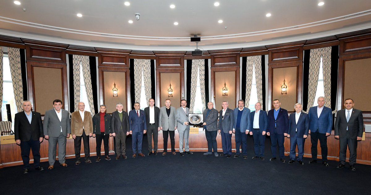 4.5 yıldır Yönetim Kurulu Üyesi olarak hizmet ettiğim TOBB’un son Yönetim Kurulu Toplantısı’nda Başkanımız Rifat Hisarcıklıoğlu ve ekip arkadaşımız ile vedalaştık.
Bugüne kadar olan destekleri için Rifat başkanıma ve tüm YK arkadaşlarıma sonsuz teşekkür ediyorum.