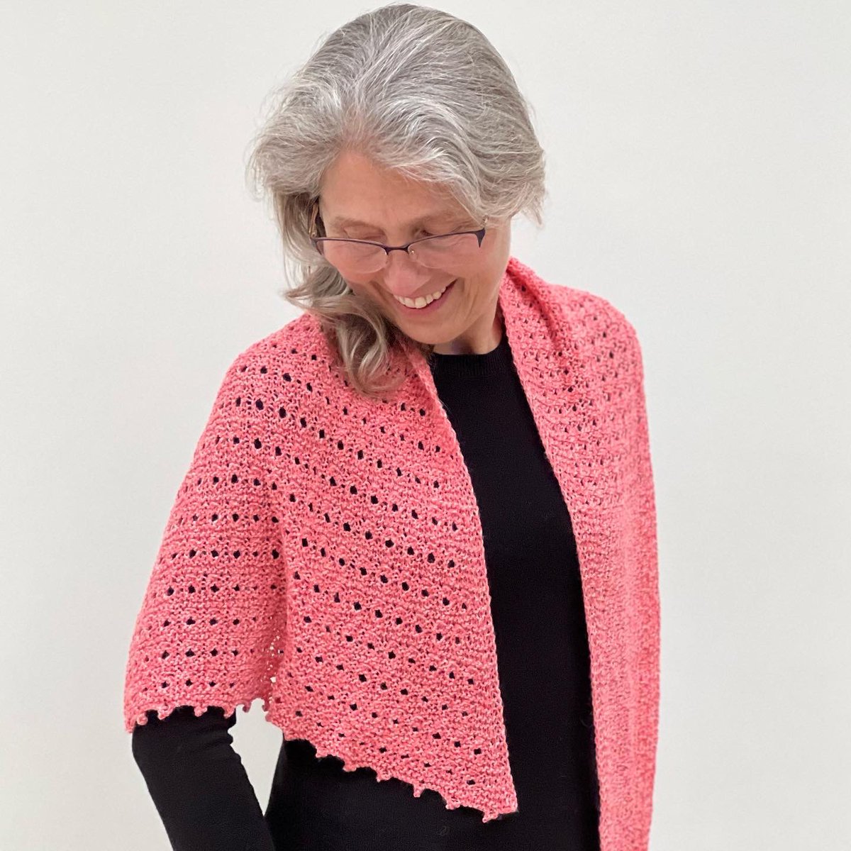 Purlemma's tweet photo. Super excited to team up with The Loom Shed for a “Behind the Pattern” KAL!
Join us in January on zoom to knit my Merrow Berries Shawl over 4 x 1 hour sessions & hear about the design decisions “behind the pattern”!
Booking link in my bio 🧶
#knit #KnitALong
#KnittingTwitter https://t.co/yDONIUyG4P