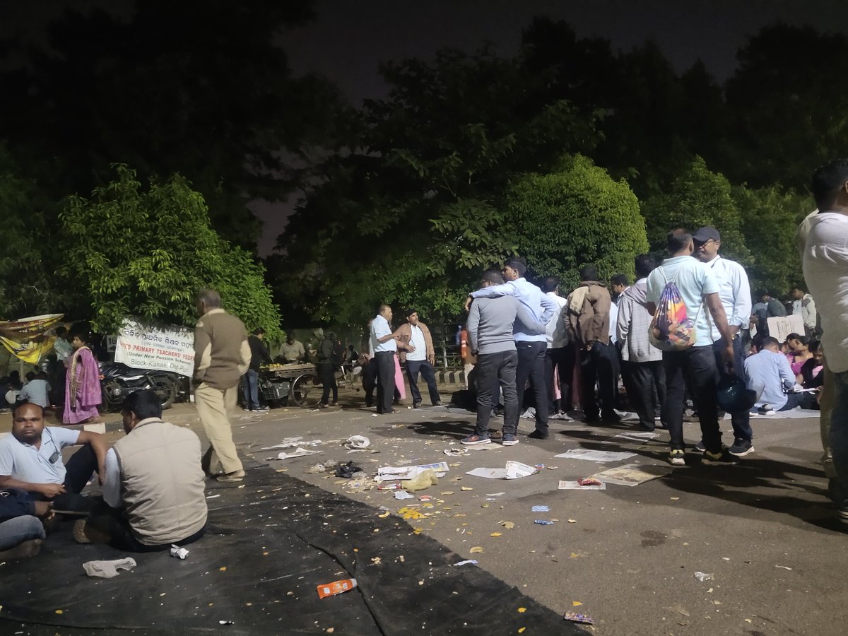 MahapatrPrabhat's tweet photo. Primary teachers day and night protest. Evening photos of Lower PMG in Bhubaneswar .
No words for their knowledge about
#swatchhta
While at the same place We are protesting for Rehabilitation Assistance Scheme Day-07
#justiceforRAapplicants
@CMO_Odisha
@Naveen_Odisha https://t.co/ikQ7FqxuRH