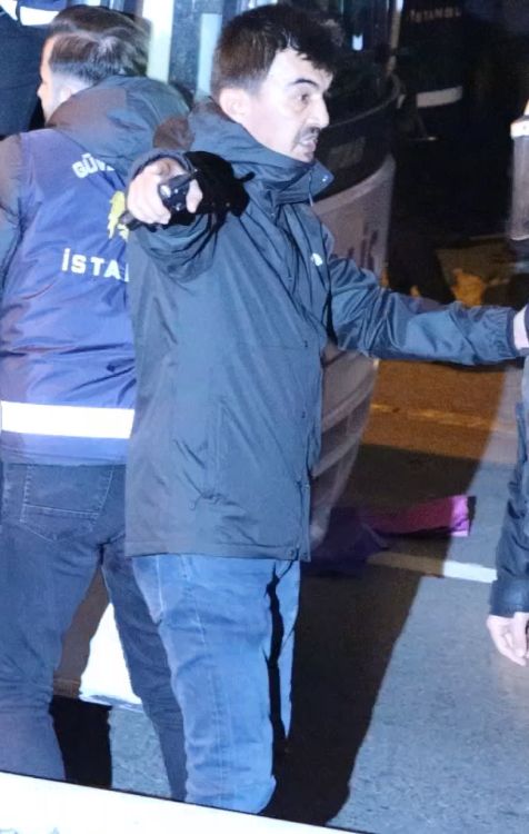 1-Fotoğraftaki kişiye iyice bakın! 25 Kasım günü beni öldürmeye teşebbüs eden, diğer pek çok kadına da işkence uygulayan bu amirve ekibidir! Bu kişilerin cezasız kalmaması için seslerimiz birleşsin istiyorum. 
-Tweetin devamı, şiddet anlatısı olacak-
@25KasimKadin