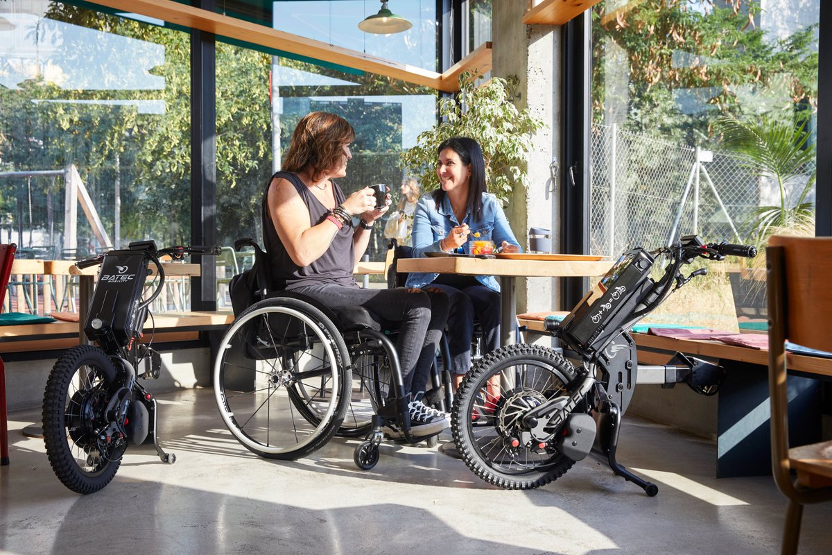 BatecMobility's tweet photo. Nuestro versátil #Handbike BATEC RAPID 2 te permite usarlo en todas las ocasiones.

Rutas por la montaña, vías verdes, disfrutar de la velocidad en largas distancias o salir con los amigos para ir a tomar algo, siempre bien acompañado

Descubre más aquí➡️https://t.co/R9STzc5aL8 https://t.co/bWyDGn0uV6