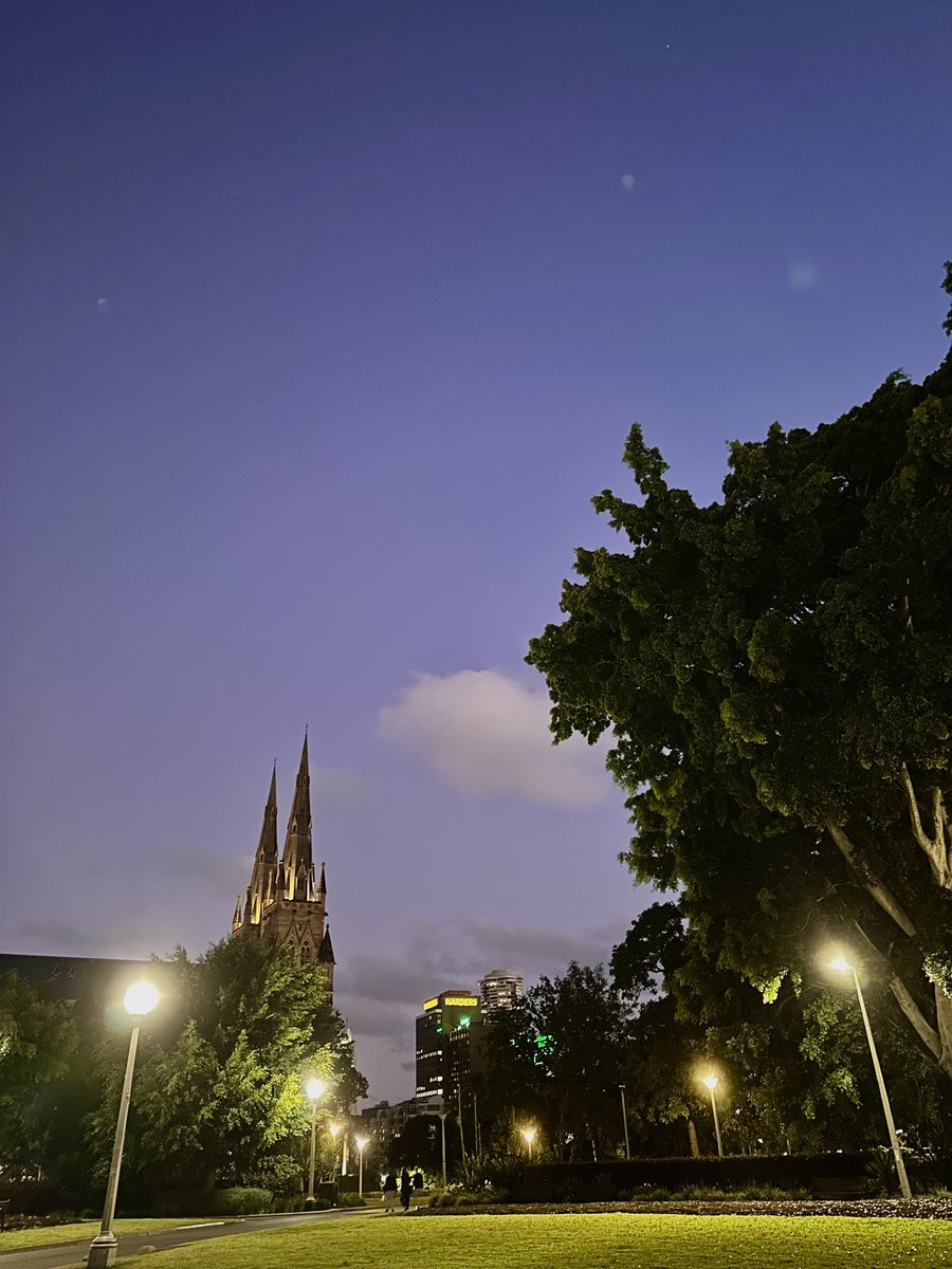 [221128] 9:18PM KST/11:18PM AEDT: ⭐️

- ah right 
- i’ll show you another pretty thing…
- +📸
- it’s pretty, right!!
- we should look at pretty things together