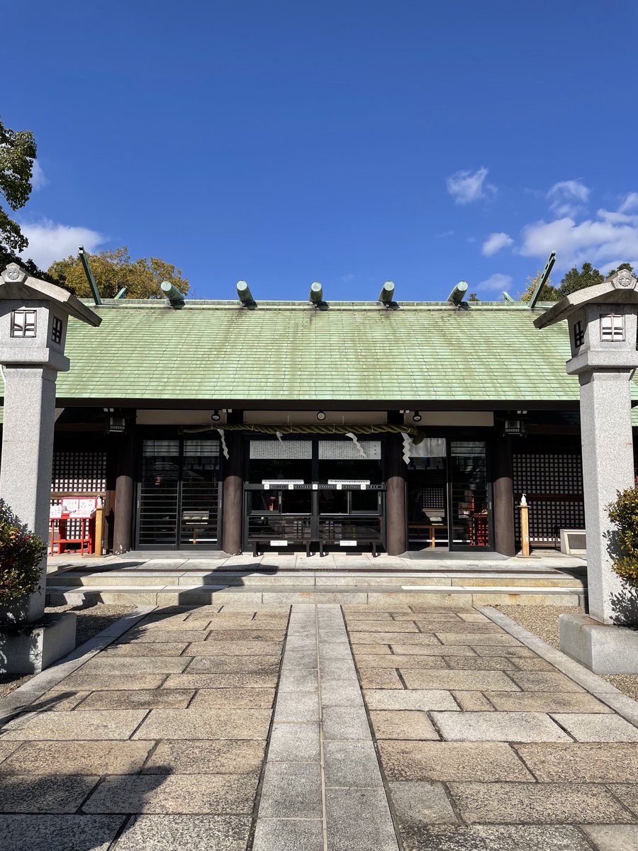 AikoSarry's tweet photo. 神戸和田岬にある、和田神社に行きました⛩珍しく白蛇大神を祭る神社でした😃

御神祭は、天御中主大神(あめのみなかぬしのおおかみ)市杵嶋姫大神(いちきしまひめのおおかみ)蛭子大神(ひるこのおおかみ)です✨
和田神社は、海の守り神として崇敬されていたようです。明るくて綺麗でした☘️ https://t.co/QxhIjq7WpC