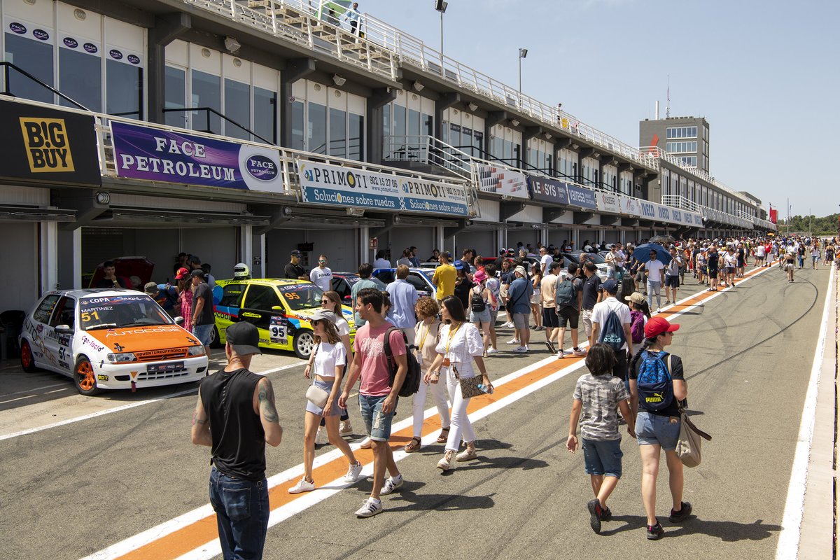 EPIC_RW's tweet photo. No hay frío que valga cuando recordamos estos momentos junto a nuestros fans😍

#RacingWeekend #RFEDA #DondeNaceLaAfición https://t.co/xJHvUky1op