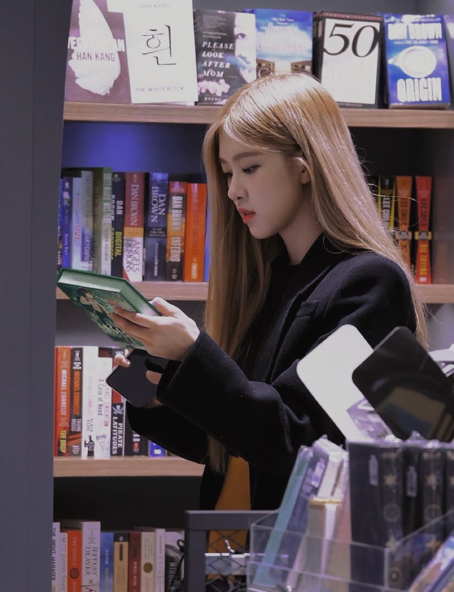 dailysoftgl's tweet photo. remember when Rosé was caught buying a copy of Bloom Into You https://t.co/WpTsGfMDr8
