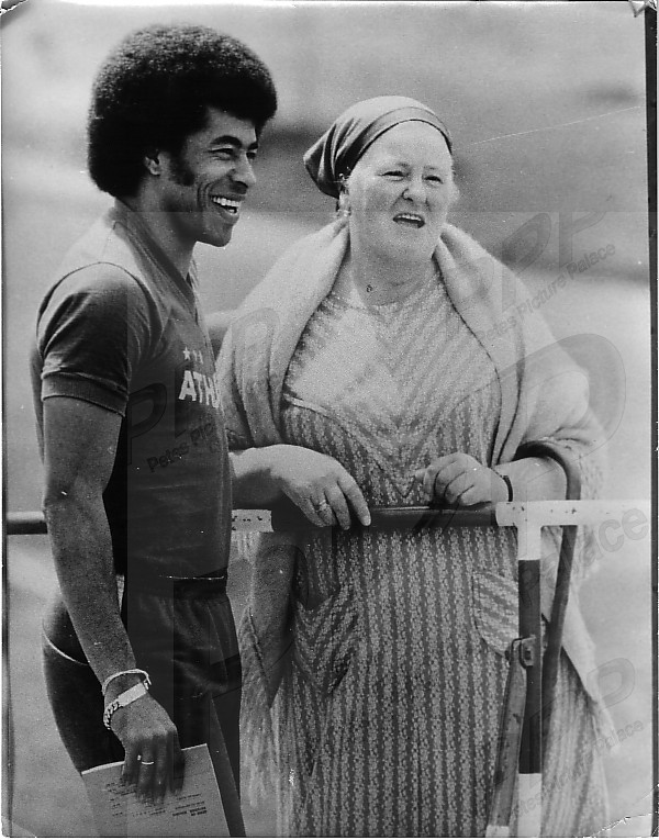 PetesPicPalace's tweet photo. Press photo - #WorldCup heroes No 15 - #Brazil right winger &amp; striker Jairzinho, #WC70 winner &amp; also played in #WC66 &amp; #WC74. Scorer of 300+ career goals incl 33 in his 81 caps. In 1974 those devious Huns tried to put tempation his way! Cracking player, got winner v England 1970 https://t.co/IOnP6CEzzL