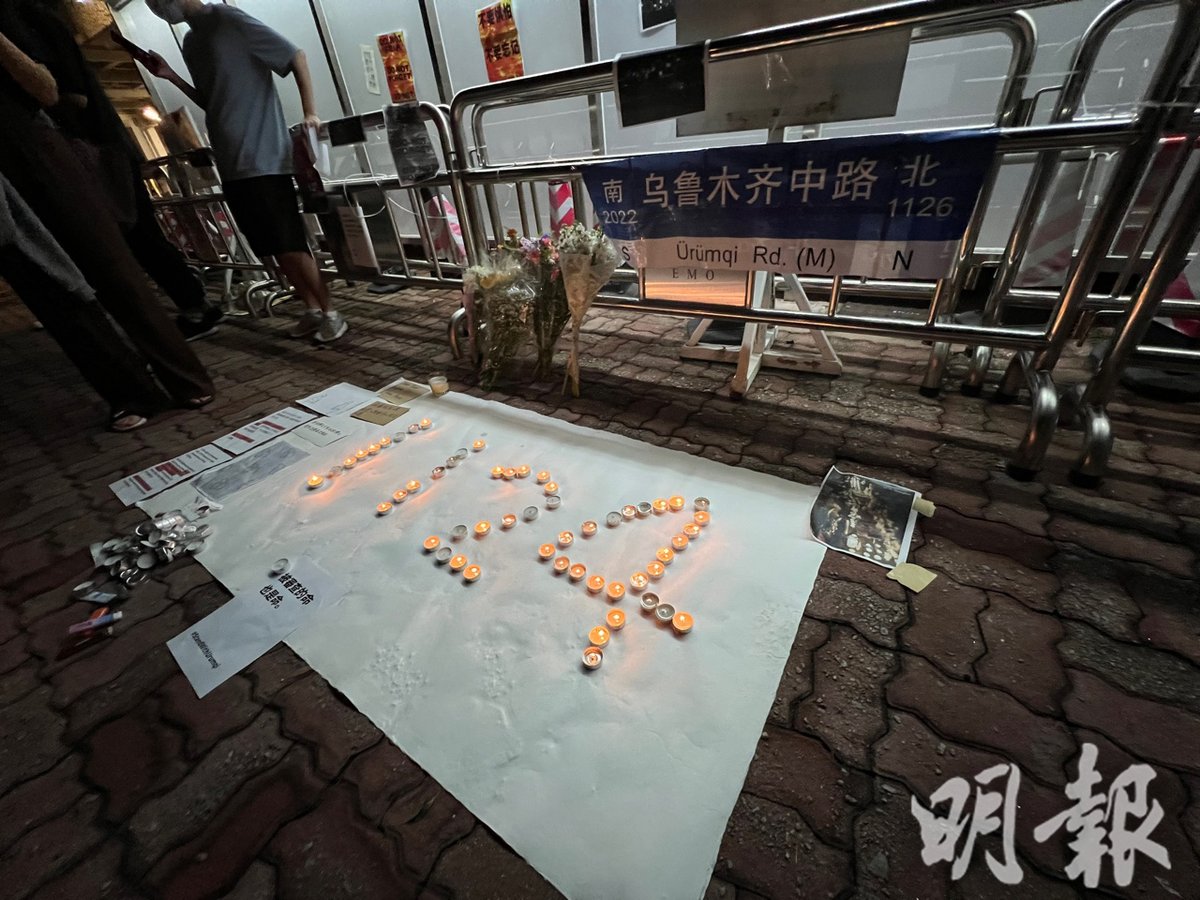 Rare scenes of protest in Hong Kong emerged: a group of citizens gathered in Central, the busiest commercial area, and held blank papers. Police arrived and protestors' IDs were marked. It's been a long time since protests are staged in the streets after NSL. 
Photo: Ming Pao