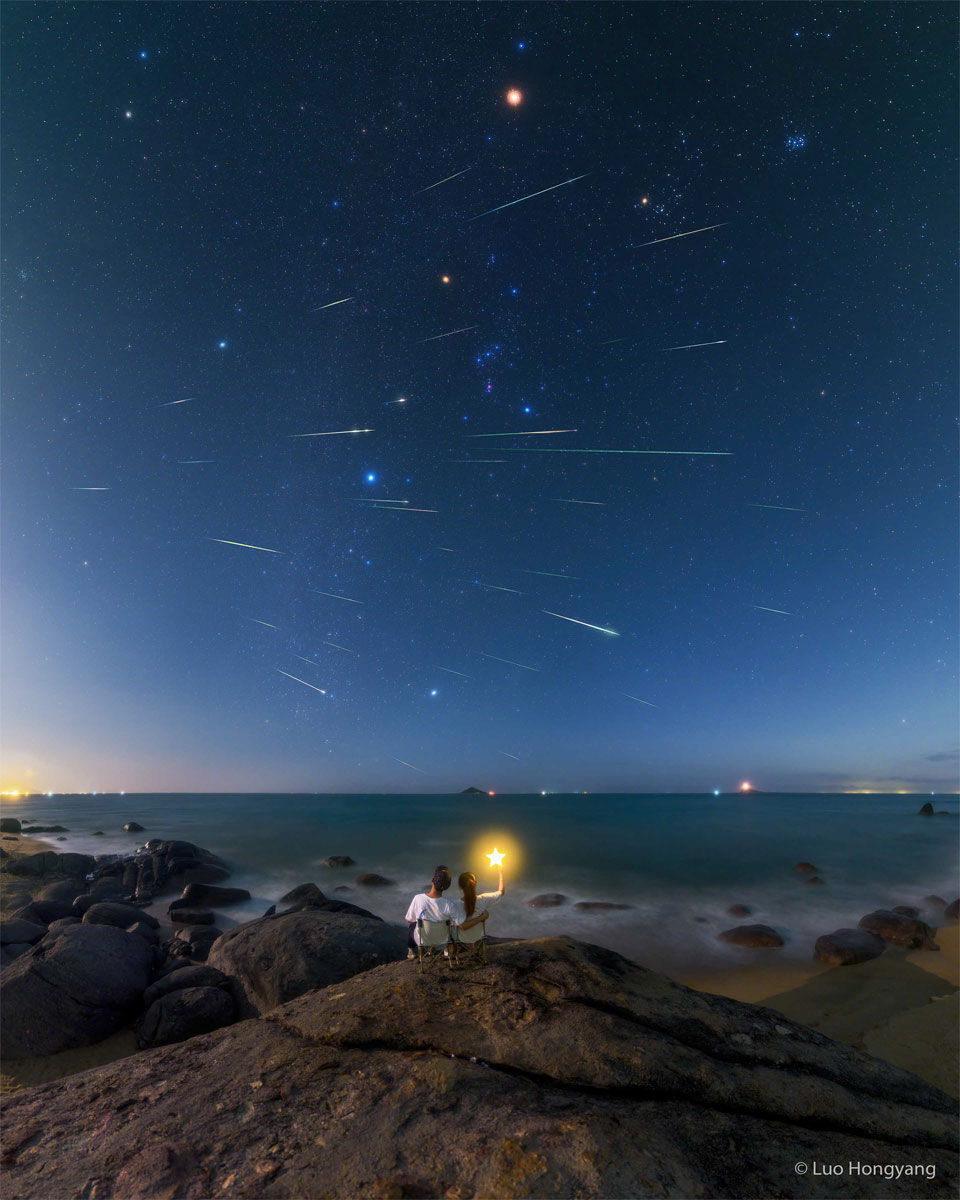 CosmicBot_'s tweet photo. "Leonid Meteors Through Orion" #APOD #Astronomy #Nasa https://t.co/XDBFhuUuDH