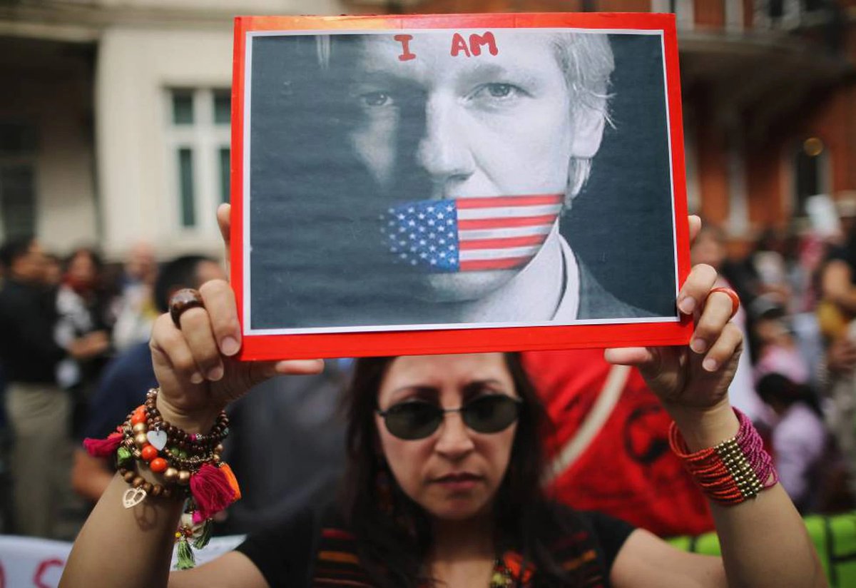 FelicitasBV's tweet photo. ‘The New York Times’, ‘The Guardian’, ‘Le Monde’, ‘Der Spiegel’ y El País le piden hoy a EEUU que no persiga a Julián #Assange 
En una solicitada medios que publicaron los cables de wikileaks hace  12 años señalan que "Publicar no es un delito". https://t.co/EB8WEzJ5Mf