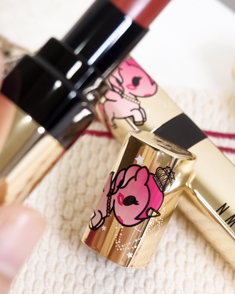 leeminb__'s tweet photo. อยากจะมากรี๊ดให้กับ Bobbi Brown x Tokidoki เป็นคอลเลคชั่นลิมิเตดที่น่ารักแบบตะโกนมาก แพ็กเกจเป็นการ์ตูนลิขสิทธิ์ของtokidokiเลย น่ารักสุดๆ เเถมเล่นใหญ่จัดเต็มมาก มีให้สะสมตั้ง 9อย่างเลย มันเริ่ดมันปัง พิกัด: https://t.co/2jI3cYqtnC 🧸🍎✨ #TokiDokiCollection #Bobbibrownthailand https://t.co/bqzhdVihZo