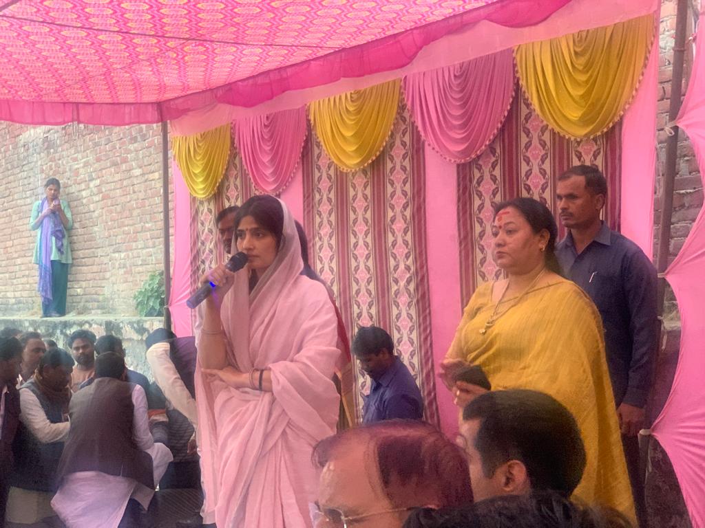 sumansharmasp's tweet photo. मैनपुरी उपलोकसभा चुनाव में डिंपल भाभी के साथ✌️✌️ https://t.co/Nu0PQKgqYc
