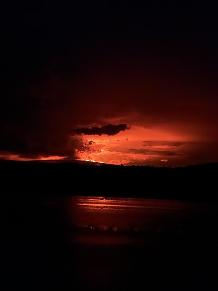 TheTomGeorge's tweet photo. UPDATE: View from Saddle Road of lava from Mauna Loa volcano eruption as of 1:30 am — Hawaii County Civil Defense working to confirm if any lava has flowed outside the summit caldera (pics: @KITV4 viewer AJ Taaca) https://t.co/dN5reiq4PW