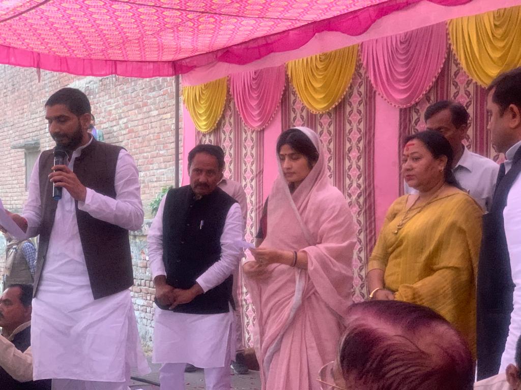 sumansharmasp's tweet photo. मैनपुरी उपलोकसभा चुनाव में डिंपल भाभी के साथ✌️✌️ https://t.co/Nu0PQKgqYc