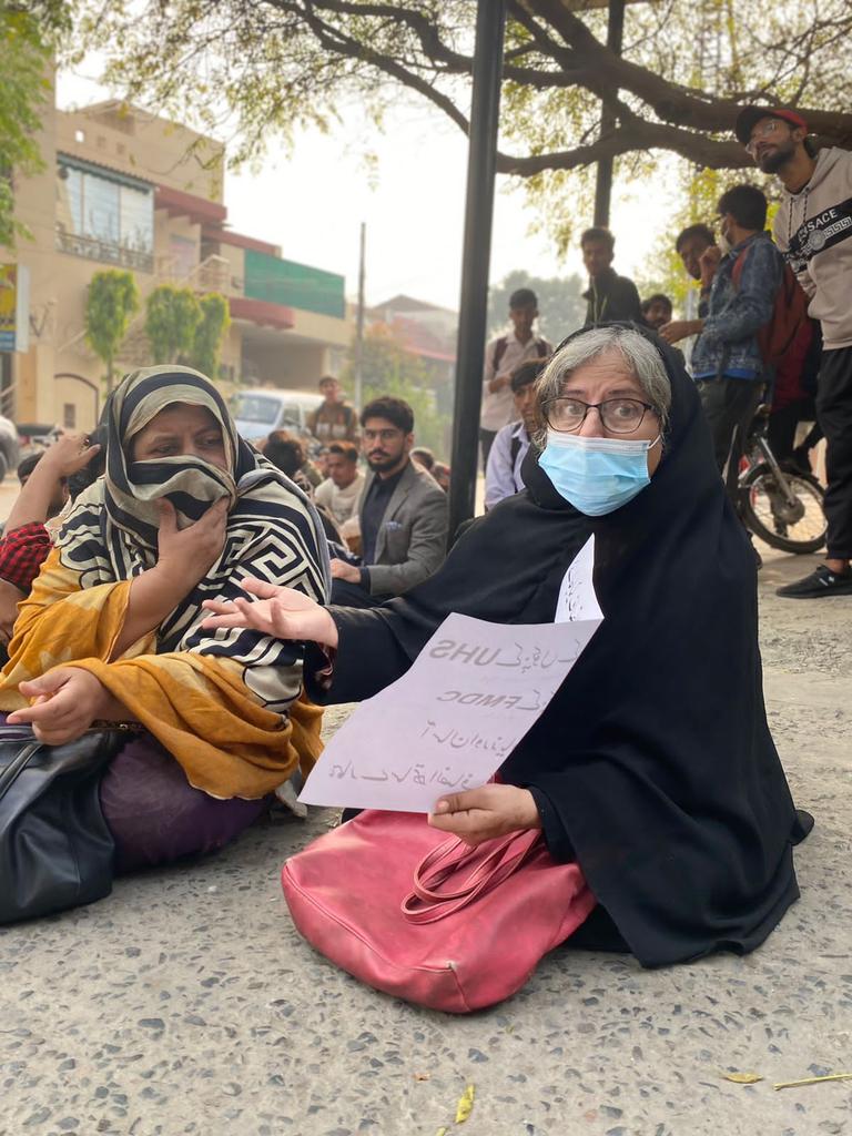 Ahmad34826005's tweet photo. #ProtestAgainstUHS
@PMC_org
@UHSLhrOfficial
@IrfaanYousaf
@MSMPakistan_
@MSMSistersPak
@PATofficialSM https://t.co/rgpuflvL9m