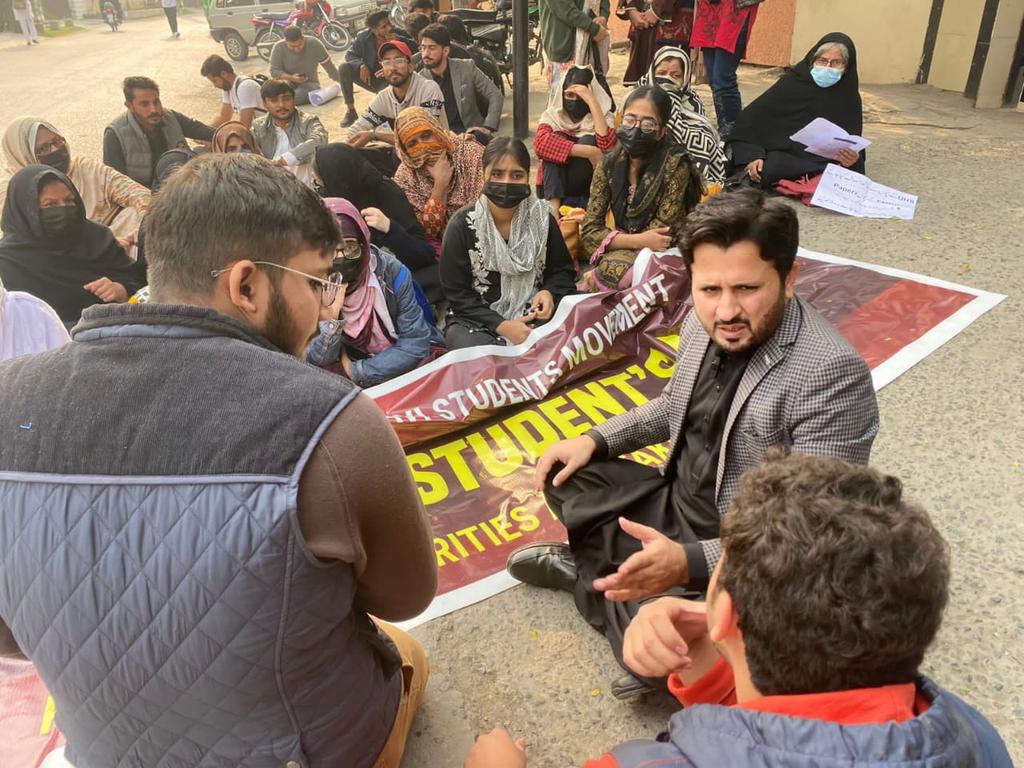 Ahmad34826005's tweet photo. #ProtestAgainstUHS
@PMC_org
@UHSLhrOfficial
@IrfaanYousaf
@MSMPakistan_
@MSMSistersPak
@PATofficialSM https://t.co/jpYqDazrI2