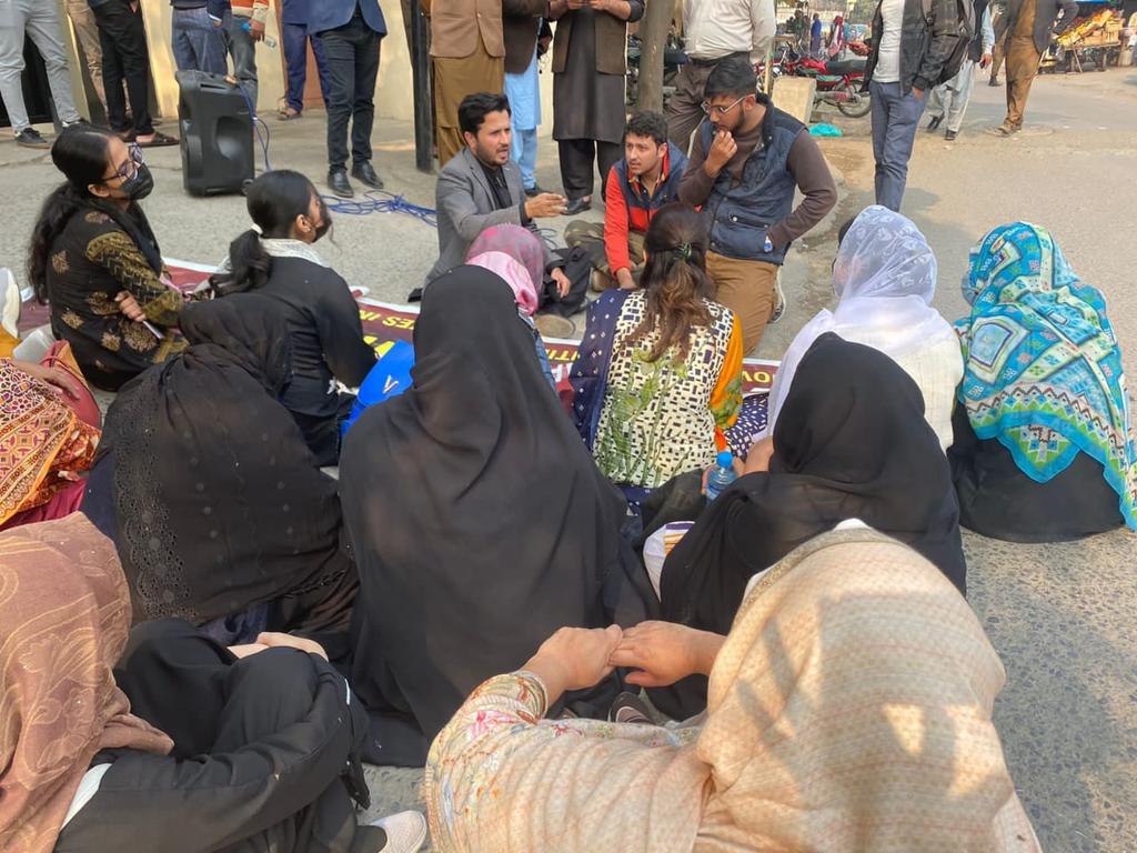 Ahmad34826005's tweet photo. #ProtestAgainstUHS
@PMC_org
@UHSLhrOfficial
@IrfaanYousaf
@MSMPakistan_
@MSMSistersPak
@PATofficialSM https://t.co/EovKSz2OvP
