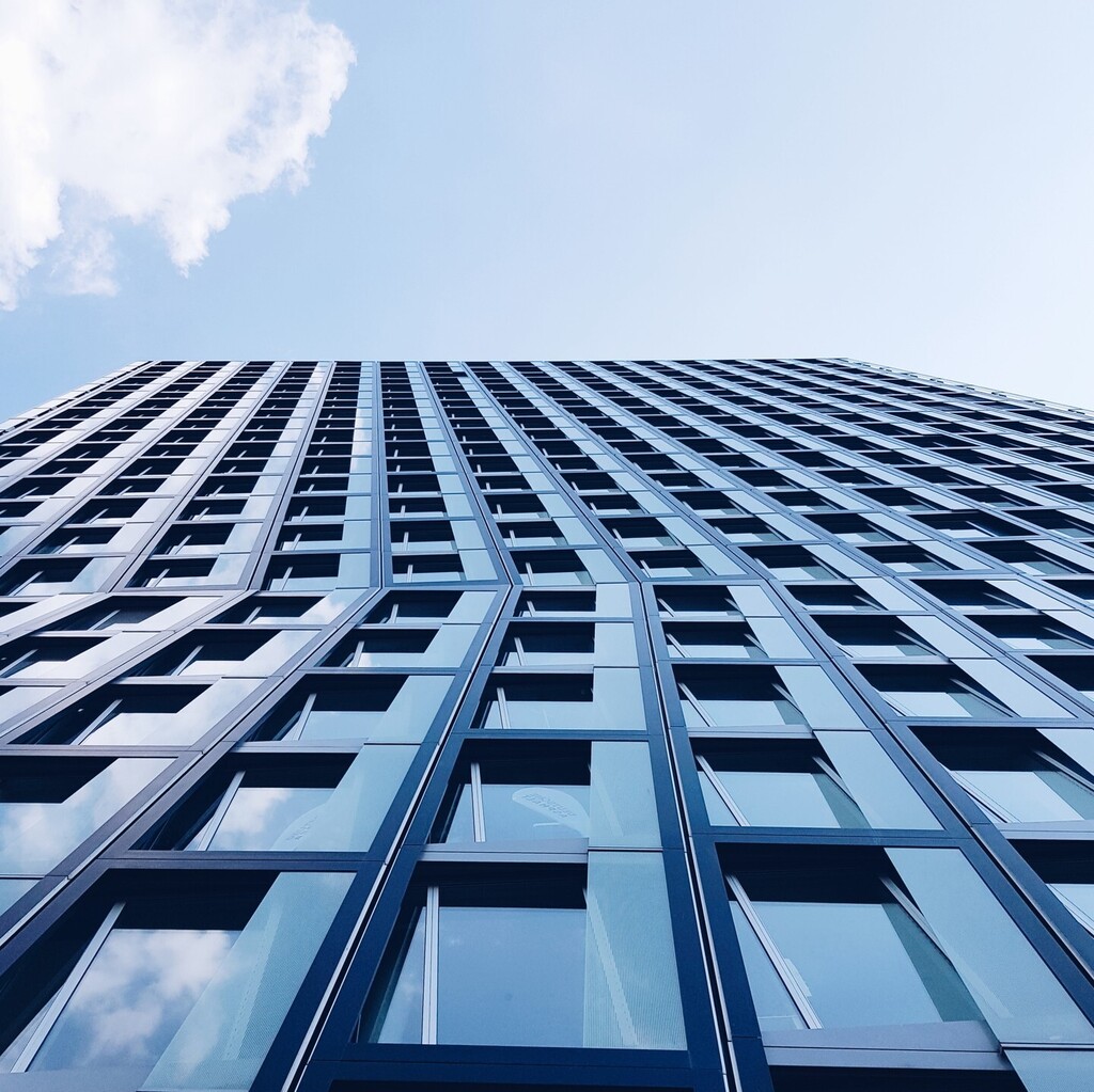 Hamburg is a city with a rich history, but it also has its modern parts and architecture. I can always appreciate the cleanliness of lines like these. What about you?⁠
...⁠
⁠
#architecturedose #architecture_best #architecture_lovers #architecturepict… instagr.am/p/ClgRb7uOQu5/