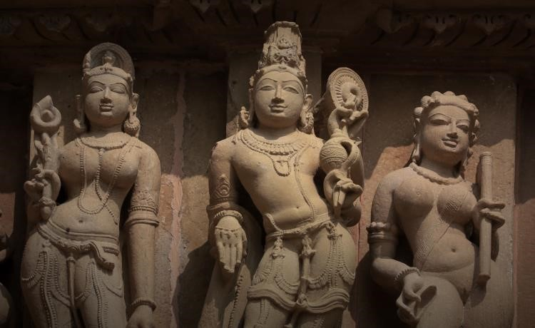 PIBMumbai's tweet photo. Khajuraho Temples manifest a whole kavya, with deep philosophical meaning encapsulated into the sculptures
📙https://t.co/EdVQ1NamSc
#IFFI #IFFI53 #AnythingForIndia https://t.co/d7xmNMYL6L