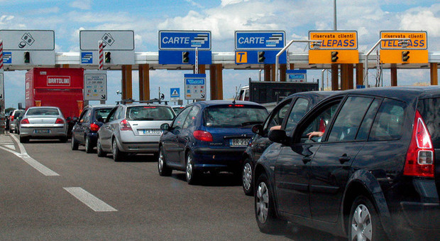 ilario82's tweet photo. Senza entrare nella polemica, ogni volta che si parla di #pos vs contanti mi chiedo che piacere particolare provino quelli che ai caselli preferiscono fare la fila pur di pagare con le monetine😅. https://t.co/VjNKfo6jkp