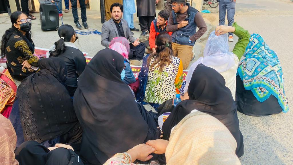 Ahmad34826005's tweet photo. #ProtestAgainstUHS
@PMC_org
@UHSLhrOfficial
@IrfaanYousaf
@MSMPakistan_
@MSMSistersPak
@PATofficialSM https://t.co/3zxbTPTNV1