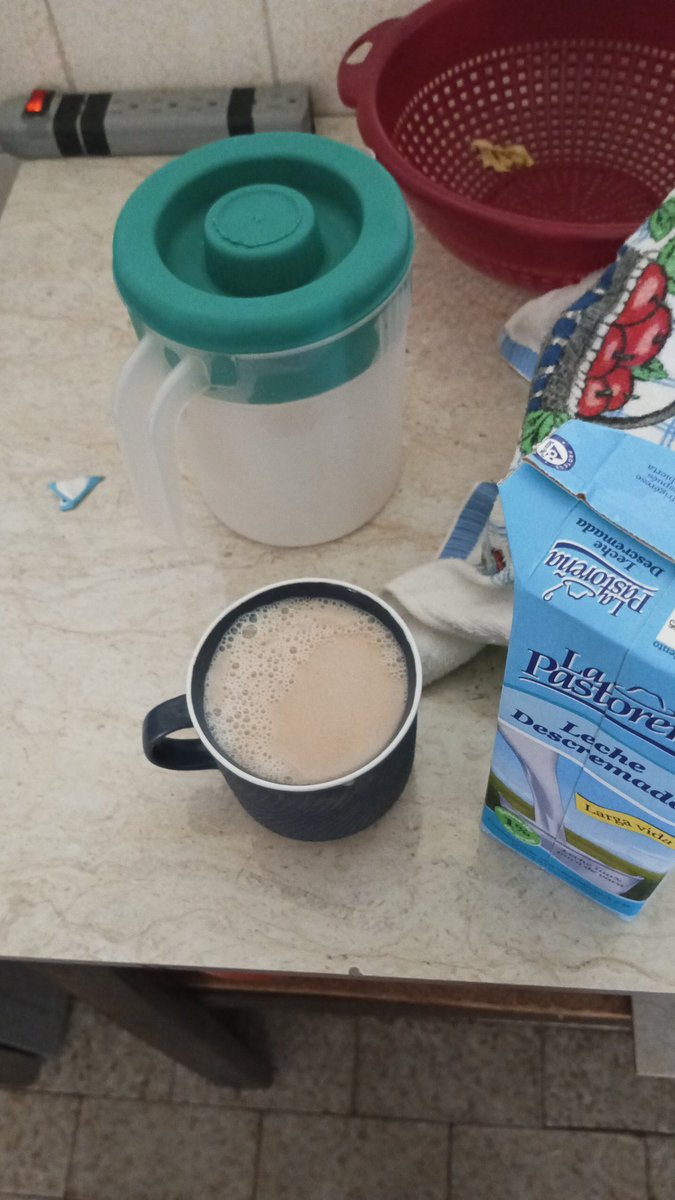 leonyorch's tweet photo. El primero de diciembre cumplo un año de vivir solo. Yo siempre dejo café preparado en la nevera para calentar con leche y beber con el desayuno.

Hoy lo hice, vi que el café estaba un poco claro pero no le pare y agregué leche.

Cuando lo pruebo estaba un poco ácido.
Era nestea. https://t.co/66hiT3lcib