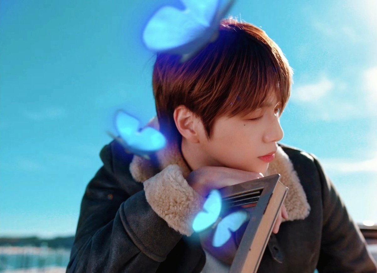 my1starD's tweet photo. @konnect_danielk #강다니엘 #KANGDANIEL #TheStory
#Repackage #RETOLD #Nirvana 
#멀지않은_Nirvana
팔목의 푸른멍과 니에리의 자유와 꿈을 상징하는 듯한 푸른 나비가 시선을 끌어요 상처는 잊고 눈부신 열반의 세계에서 영원히 행복하길 https://t.co/LKvl0Slg1v