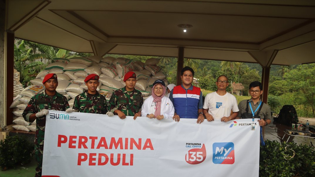 Filantra1's tweet photo. PT Pertamina MOR III menggandeng Filantra turut ambil peran untuk aksi kepedulian meringankan beban masyarakat terdampak gempa Cianjur dengan menyalurkan berupa kebutuhan logistik, perlengkapan mandi, terpal, toilet portable, torn dan bantuan lain.

#gempacianjur #prayforcianjur https://t.co/zZPwH1evjb