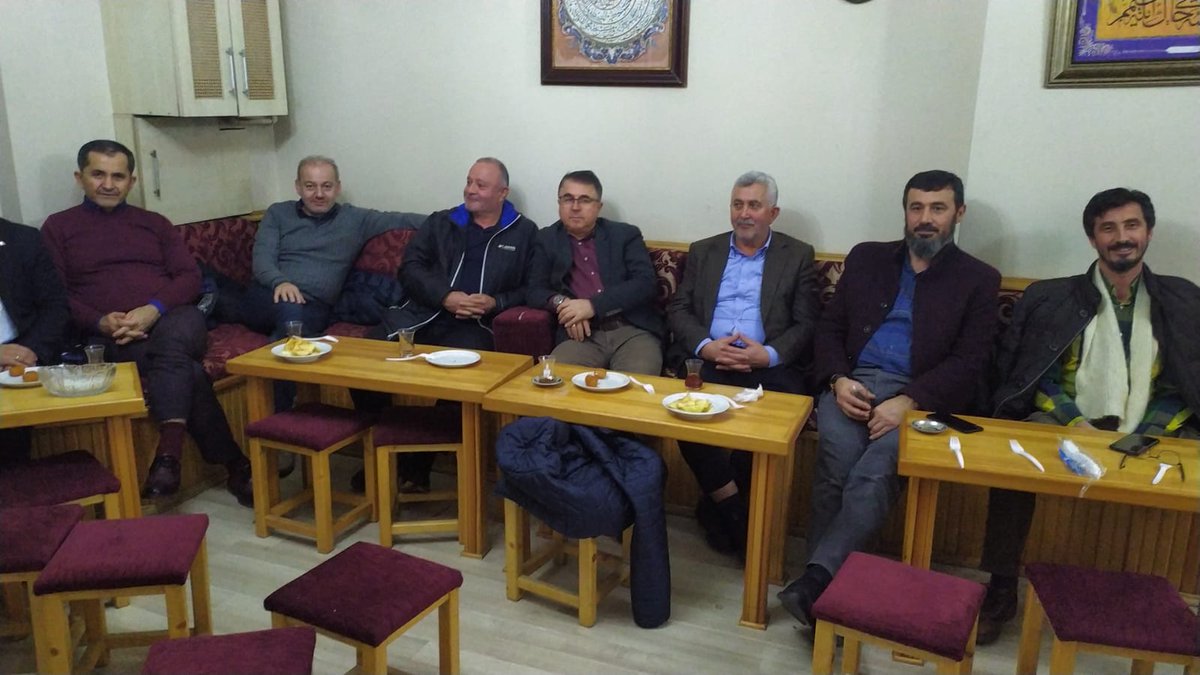 Beyoğlu Sohbetleri'nde 25.11.2022 Cuma akşamı ÜNDER yönetimimiz ve mensuplarımızın yanı sıra Ünye Sanayici ve İş Adamları Derneği üyelerinin ve birçok hemşehrimizin de iştirak ettiği bir hasbihal gerçekleştirdik. unyeliler.com/detail.php?Rou…