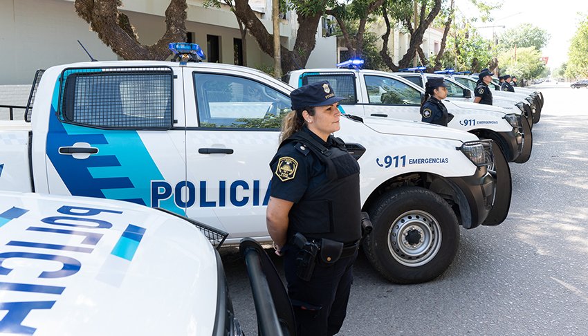 generalviamonte's tweet photo. RENOVACIÓN TOTAL DE PATRULLEROS. 
Acompañamos a la familia policial renovando la flota total de patrullas del distrito💪.
🚨Se incorporan 7 camionetas Ford - Ranger para fortalecer la seguridad.
@SergioBerniArg https://t.co/5Rsj1AMqiP