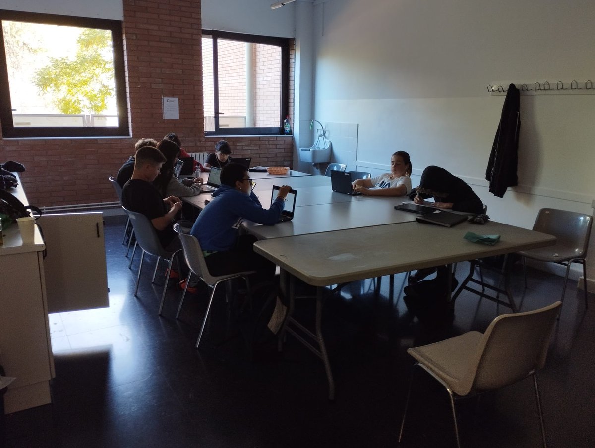 esquitx's tweet photo. El projecte Casal migdia - RAI Dinem junts és un projecte que gestionem gràcies a l’ajuda de @FProbitas
Aquest projecte participen diariament 25 adolescents amb servei de menjador i activitats socioeducatives.
#Probitas #Dinemjunts #RAIESO #igualtatoportunitats #joves https://t.co/NrxUdSkTAh