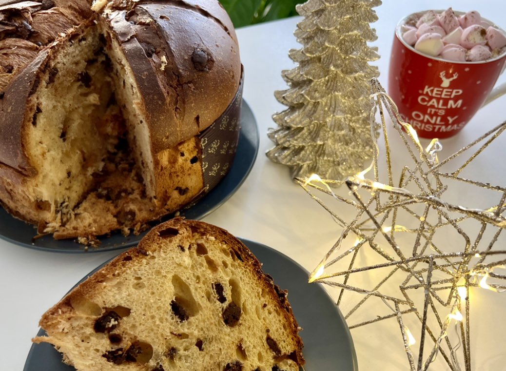 🎄 La #repostería es una de las grandes protagonistas de la #Navidad Así que os os traigo este #panettone “IZADITTONE”de Bodegas Izadi 
🧑🏻‍🍳 Elaborado con crema de orujo de las uvas « de las viñas de Izadi y con  chocolate de la famosa pastelería <a href="/loisonpanettone/">Loison Pasticceri dal 1938</a>