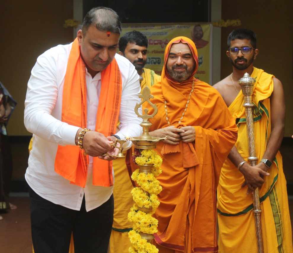 ShankaraPeetha's tweet photo. ಸದಾಕಾಲ ಗುರುಸೇವೆಯಲ್ಲಿಯೇ ನಿರತರಾದ ಶ್ರೀಪರಿವಾರದ ಸದಸ್ಯರಿಗಾಗಿಯೇ ಗೋಕರ್ಣದ ಅಶೋಕೆಯಲ್ಲಿ ನಿರ್ಮಿಸ��ಾದ ಅಗ್ರಹಾರ - 'ಸೇವಕ ಸೌಧ'ದ ಉದ್ಘಾಟನೆಯನ್ನು ಇಂದು ಭಟ್ಕಳದ ಶಾಸಕರಾದ ಶ್ರೀಯುತ ಸುನಿಲ್ ನಾಯ್ಕ ನೆರವೇರಿಸಿದರು.

ಸಮಾರಂಭದ ಕೆಲವು ಭಾವಚಿತ್ರಗಳು..

28-11-2022 https://t.co/zYgKrBdb63