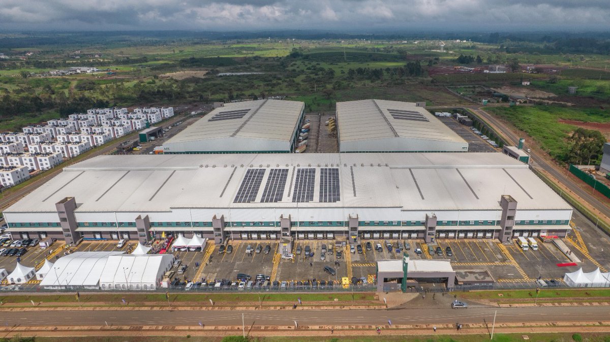 njonjo2012's tweet photo. It was an honor hosting the President of the Republic of Kenya, Dr. William S. Ruto to the official opening of the Twiga Distribution Center in Nairobi. We are working on the transformation of the informal retail industry, one step at a time. @TwigaFoods https://t.co/SvdzvOhn9R