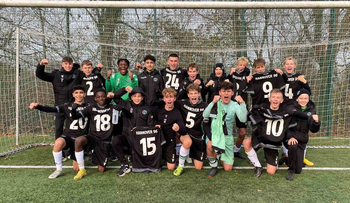 96Akademie's tweet photo. Staffelmeister! Unsere #96U15 sichert sich einen Spieltag vor Schluss die Meisterschaft und qualifiziert sich für die Meisterrunde und den Kampf um die Norddeutsche Meisterschaft! Glückwunsch an Trainer Nico #Mavridis und seine Mannschaft!
#96Akademie #H96 #NiemalsAllein
⚫️⚪️💚 https://t.co/Xyb5DCTiok