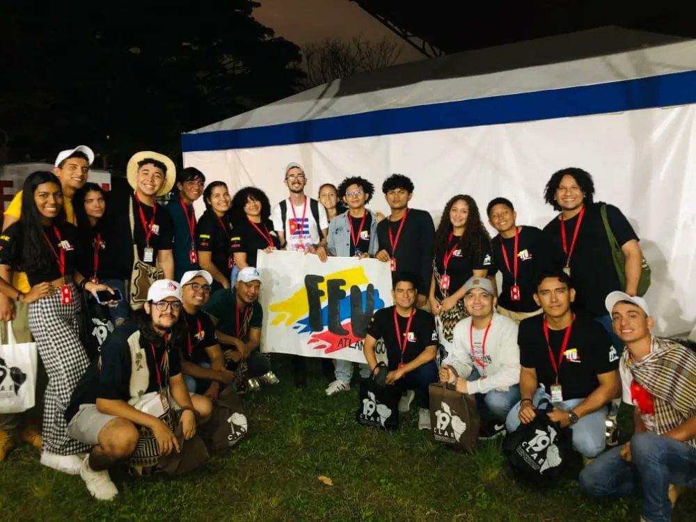 OCLAEOficial58's tweet photo. 📍 | Compañeros de la Federación de Estudiantes Universitarios de Colombia 🇨🇴 haciendo presencia en este XIX Congreso Latinoamericano y Caribeño de Estudiantes, celebrado en Caracas - #Venezuela. 🇻🇪
Fotos: @FEUColombia
#OCLAE #19CLAE
#UnidosYEnResistencia
#OtraAmericaSiEsPosible https://t.co/pMN9PGxOI5