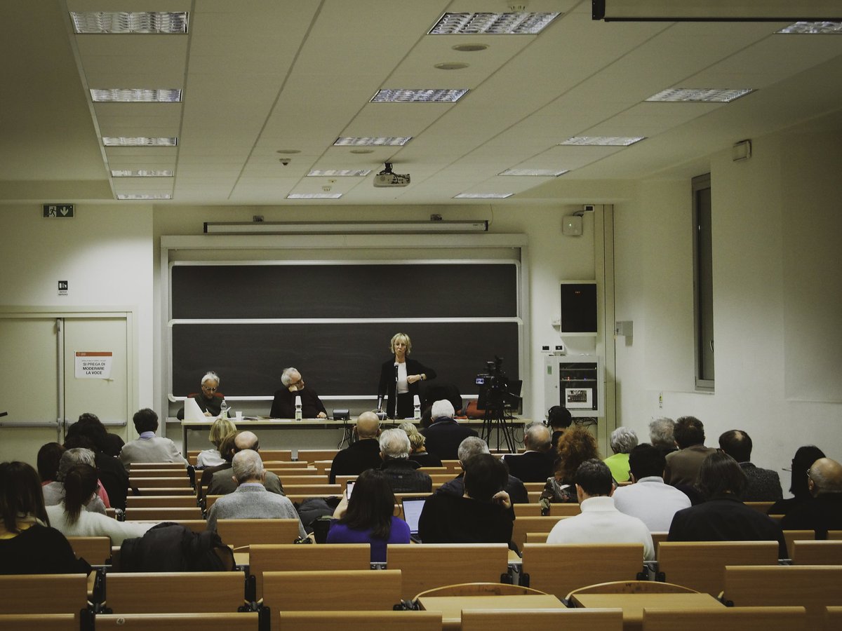LSU_Ferrara's tweet photo. Ecco alcune foto dell'evento tenutosi mercoledì 23 novembre 2022 "Ferrara per la pace: Per un mondo libero da armi nucleari".

#unife #università #ferrara #pace #lsu #laboratoriostudiurbani #antropologia #nonviolenza #peace #unipisa https://t.co/bgWCoTCbjA