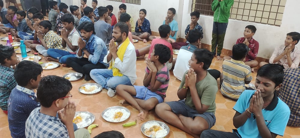 AmrullaTnsf's tweet photo. వైసీపీ మూడున్నరేళ్ళ పాలన లో మెస్, కాస్మొటిక్ చార్జీలు ఒక్క రూపాయి పెంచలేదు - షేక్ అమ్రుల్లా, రాష్ట్ర నేతలు చెరుకూరి.నవీన్, శివ కుమార్

TNSF జిల్లా అధ్యక్షుడు షేక్ అమ్రుల్లా ఆధ్వర్యంలో కావలి పట్టణంలోని ఎస్సీ హాస్టల్

#saveAPgovtHostels
#savefutureofAP

#TNSFHostelsPorubata https://t.co/aAH91jlKwb