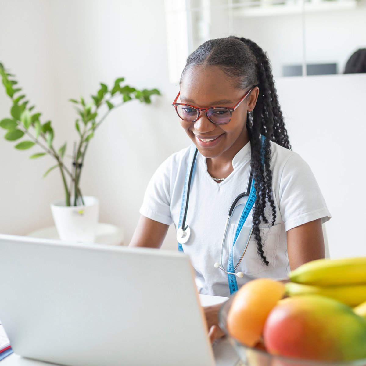 C'est pourquoi la couverture de services paramédicaux offerte par MNP vous permet de consulter des spécialistes comme un ergothérapeute, un nutritionniste ou un orthophoniste. Voyez ce que #LaVieChezMNP vous réserve en consultant notre site bit.ly/3bgJl9D