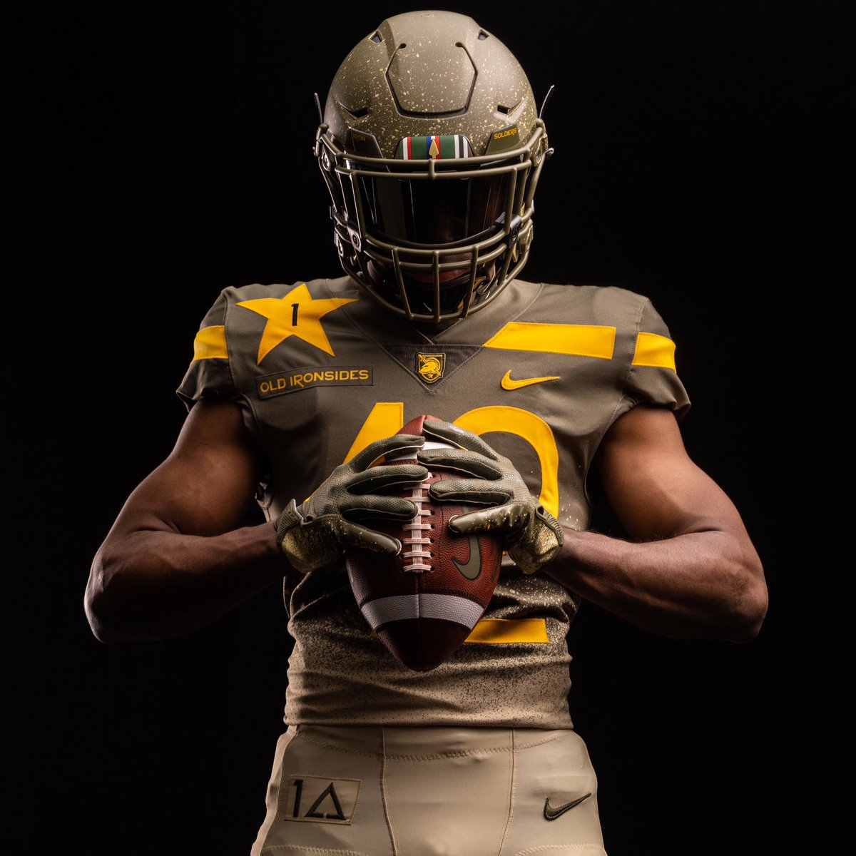 RedditCFB's tweet photo. Army dropped America’s Tank Division themed unis for the Army-Navy Game 🔥🇺🇸 https://t.co/ygCZXIg0aL