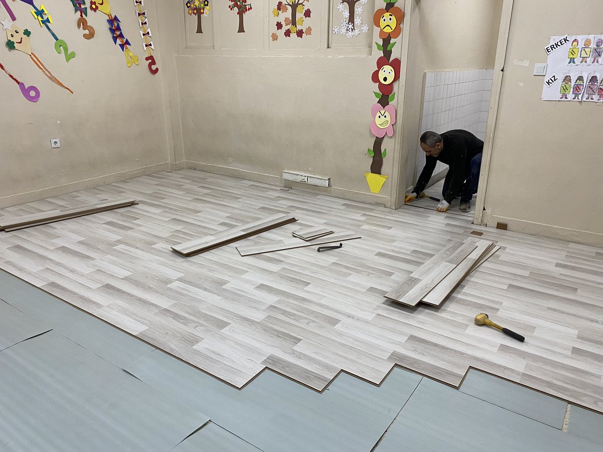mehmet_cifci21's tweet photo. 🌟Temel Eğitimde 10.000 Okul Projesi kapsamında okulumuzun Anasınıf ve Kütüphane laminant parke işleri tamamlandı.

📍 Bismil Eğitim Şehitleri İlkokulu

#TemelEğitimdeDiyarbakır
@tcmeb 
@aliihsansu_ 
@Murat4Kucukali
@aydinak1977 https://t.co/DVTy36I2sl